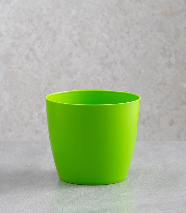 Green valencia round plastic planters black best pots online colourful decorative pots online horticult